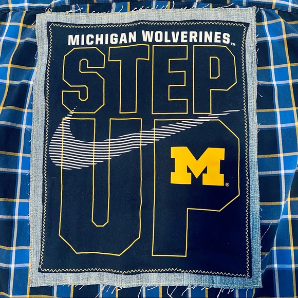 Michigan Wolverines Button Down Shirt - Picture 3 of 3